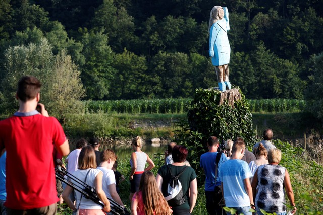 Patung Mengerikan Melania Trump di kampung halamannya, Sevnica, Slovenia. Foto: Borut Zivulovic/REUTERS