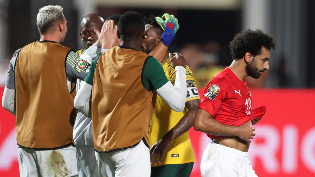 Mohamed Salah bersedih, pemain Afrika Selatan berbahagia. Foto: REUTERS/Amr Abdallah Dalsh