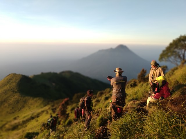 Eksotisme dan pesona Gunung Merbabu dengan latar belakang Gunung Merapi. Foto: Tim Jelajah 54 TN Indonesia