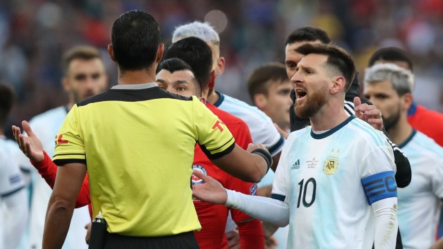 Momen ketika Messi dan Medel mendapat kartu merah dari wasit. Foto: REUTERS/Amanda Perobelli