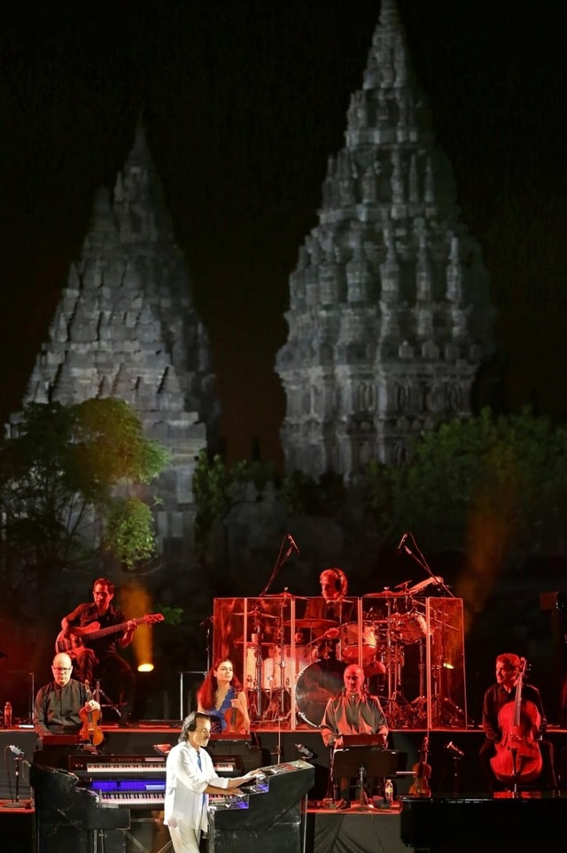 Yanni saat tampil di special show Prambanan Jazz Festival 2019, Sabtu (6/7) malam di Pelataran Candi Prambanan, Yogyakarta. Foto: dok. Prambanan Jazz Festival