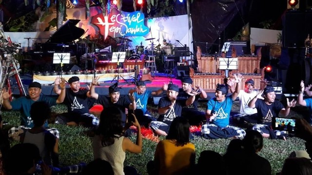 Jegog Suar Agung mengajak pengunjung untuk bermain bersama saat pembukaan Festival tepi Sawah, Sabtu (6/7) malam (kanalbali/IST)