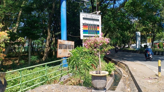 Lokasi Hutan Kota Banjarmasin di sudut Jalan Lambung Mangkurat dan Jembatan Merdeka, Kota Banjarmasin. Foto: Zahidi/banjarhits.id