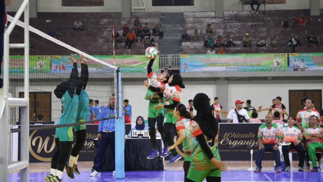 Pertandingan cabor Bola Voli antara Tim PUTRI Kabupaten Bojonegoro vs Kabupaten Malang. di GOR Dabonsia Bojonegoro. Sabtu (06/07/2019)