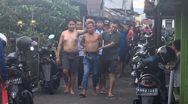 Warga menangkap maling toko di Gang Nusa Indah II, Kelurahan Mendawai, Pangkalan Bun. (Foto: Warganet)