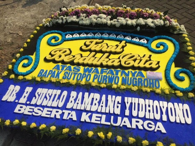 Karangan Bunga Berduka Cita dari Mantan Presiden SBY dan Lainnya di Rumah Duka Sutopo Purwo Nugroho, Depok Foto: Ferry Fadlurrahman/kumparan