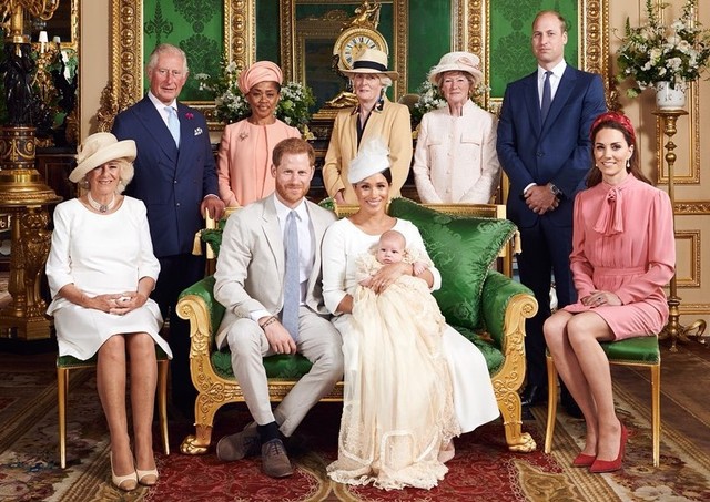 Pangeran Harry dan keluarga kerajaan saat pembaptisan Archie Harrison. Foto: Instagram Sussex Royal