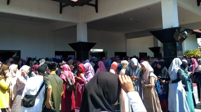 Ratusan jemaah pengajian ustaz Hanan Attaki di halaman Hotel Bahari Inn. (Foto: Soim for PanturaPost)
