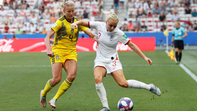 Duel Hanna Glas (kiri) dan Alex Greenwood (kanan) pada perebutan tempat ketiga Piala Dunia Wanita 2019. Foto: Eric Gaillard/Reuters