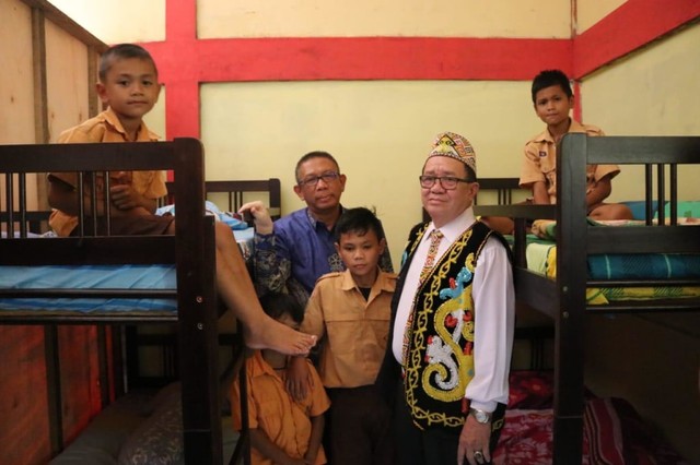 Gubernur Kalimantan Barat, Sutarmidji, berfoto bersama murid-murid yang tinggal di Asrama Adem, Bengkayang. Foto: Humas Pemprov Kalbar.