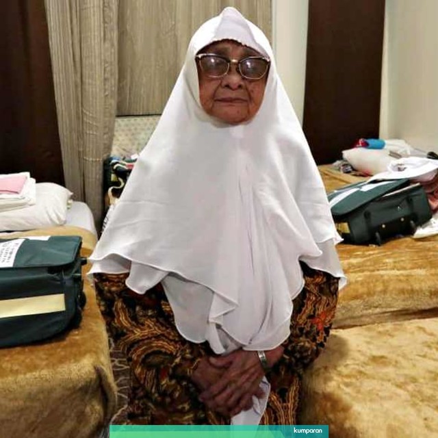 Jamaah calon Haji Indonesia Sukinah Djokarto D, 93 tahun, saat bersiap-siap pergi ke masjid Nabawi, Madinah,Ahad (7/7). Foto: Darmawan/Media Center Haji