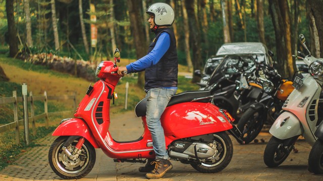Test Ride Vespa GTS 150 Super: Keluarga Bongsor Vespa yang Lincah (488597)