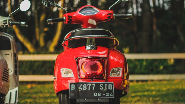 Test Ride Vespa GTS 150 Super: Keluarga Bongsor Vespa yang Lincah (488598)