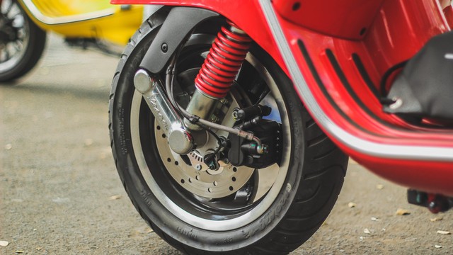 Test Ride Vespa GTS 150 Super: Keluarga Bongsor Vespa yang Lincah (488600)