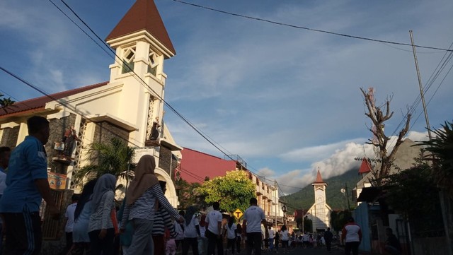 Peserta Jalan Sehat saat melewati depan gereja katolis st. Willibrordus. Foto: Rizal Syam