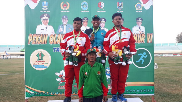 Atlet Lempar Cakram PUTRA asal Bojonegoro (tengah), Yohan Septeo Oray, saat usai terima medali emas. Minggu (07/07/2019)