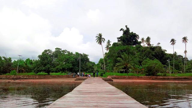 Pulau ini tidak hanya untuk kuburan Islam saja, melainkan juga terdapat kuburan untuk agama Nasrani. Foto: Rajif Duchlun/cermat