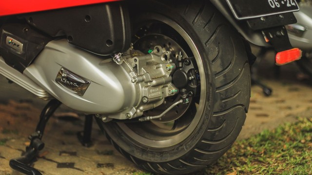 Test Ride Vespa GTS 150 Super: Keluarga Bongsor Vespa yang Lincah (488601)