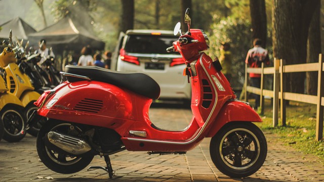 Test Ride Vespa GTS 150 Super: Keluarga Bongsor Vespa yang Lincah (488599)