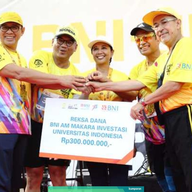 com-(Ki-ka) Dirut BNI Achmad Baiquni, Ketua Iluni UI Arief Budhy Hardono, Menteri BUMN RI Rini M Soemarno, Ketua Majelis Amanat UI Saleh Husin, & Rektor UI Prof. Dr. Ir. Muhammad Anis, M.Met menunjukkan mockup Reksa Dana BNI AM Investasi Universitas Indonesia dalam acara BNI - UI Half Marathon 2019. Foto: Dok. BNI