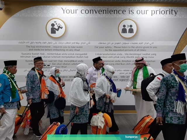 Layanan fast track di bandara Madinah untuk jemaah haji Indonesia dari Jakarta. Foto: Media Center Haji/Darmawan