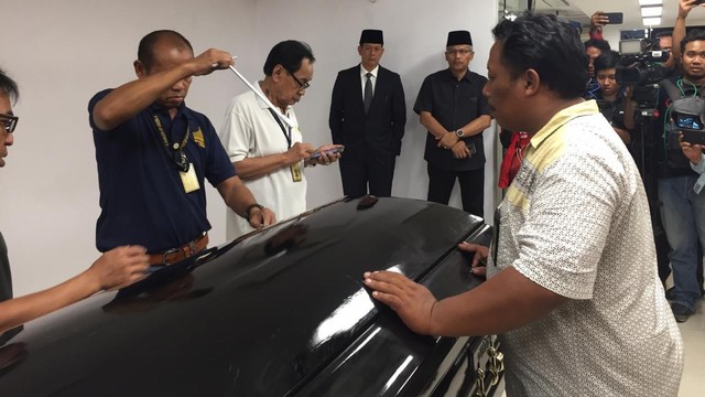 Kepala BNPB Doni Monardo saat menyambut kedatangan jenazah Kepala Humas BNPB, Sutopo. Foto: Fachrul Irwinsyah/kumparan