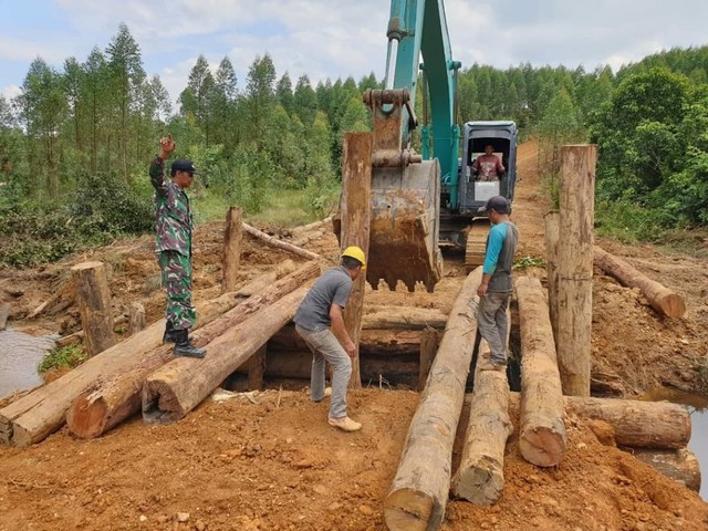 Anggota Satgas Pra TMMD ke 105 Kodim 1014/PBN mengerjakan pembangunan jembatan penghubung Desa di Aruta. (Foto: Kodim 1014/PBN)