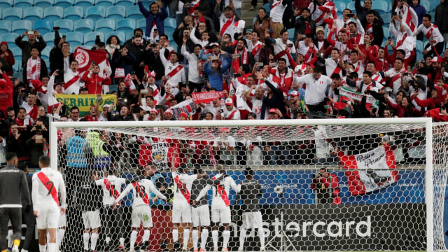 Pemain timnas Peru merayakan kemenangan dengan para suporter yang datang ke Stadion Arena do Gremio, Porto Alegre, Brazil. Foto: REUTERS / Ueslei Marcelino