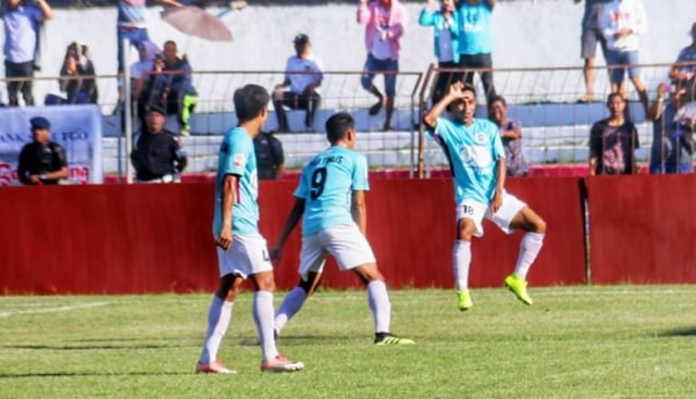 Pemain Bogor FC Sulut United, Sahar Tehupelasury berselebrasi usai mencetak gol ke gawang Persiba Balikpapan di Stadion Klabat, Manado, Minggu (7/7). Laga ini sendiri dimenangkan Bogor FC Sulut United dengan skor 2-0. (foto: dokumentasi leonardo sumerah)