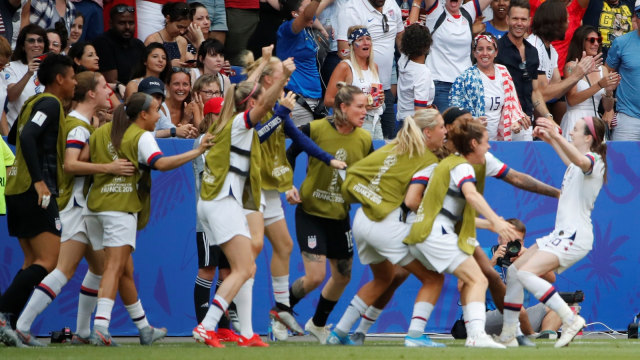 Para pemain Amerika Serikat merayakan gol bersama suporter. Foto: REUTERS/Jean-Paul Pelissier