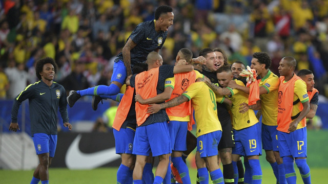 Para pemain Brasil merayakan gol. Foto: Carl DE SOUZA / AFP