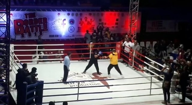 Duel tinju antara Gubernur NTT, Vikor Laiskodat, melawan petinju Chris John pada kejuaraan tinju dunia bertajuk "Border Battle 2018" pada Minggu malam (7/7). Sumber foto: Istimewa.