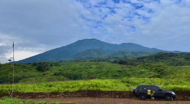 Gunung Ciremai terlihat dari Bukit Seribu Bintang, Kuningan. Foto: Kuswandono