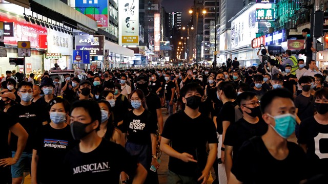 Demonstran yang melakukan demo menolak Undang-undang ekstradisi di distrik pariwisata Hong Kong, Nathan Road dekat Mongkok, China (7/7). Foto: REUTERS/Thomas Peter