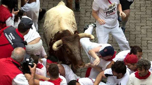 banteng bertarung Puerto de San Lorenzo saat festival San Fermin di Pamplona, Spanyol utara