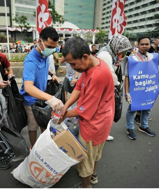 Foto dari Relawan Jakarta Maju Bersama dalam kegiatan Gerakan Pungut Sampah Di Jakarta