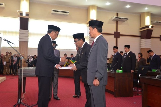 Mantan Bupati Pinrang menerima SK jabatan sebagai Asisten 1 Pemprov Sulsel (Makassar Indeks).