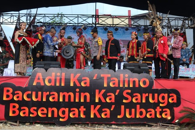 Gubernur Sutarmidji membuka Festival Budaya Dayak di Bengkayang, Kalimantan Barat. Foto: Humas Pemprov Kalbar
