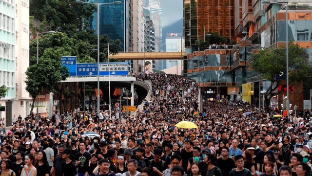 Ribuan demonstran yang melakukan demo menolak Undang-undang Ekstradisi di Nathan Road dekat Mongkok, Hong Kong, China (7/7). Foto: REUTERS/Tyrone Siu