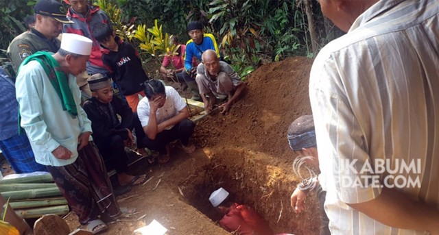 Prosesi pemakaman Renava Salisa Putri (9 tahun), di Tempat Pemakaman Umum (TPU) Babakan Jampang, RT 002/010 Kelurahan Cisarua, Kecamatan Cikole, Kota Sukabumi, Senin (8/7/2019). | Sumber Foto:Oksa BC.