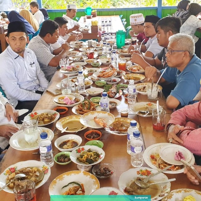 Pertemuan (audiensi) beberapa Ormas dengan Kepala Dinas Kebudayaan dan Pariwisata Aceh, Jamaluddin di salah satu warung nasi di Banda Aceh, Senin (8/7). Foto: Dok. Istimewa
