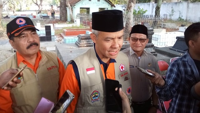 Gubernur Jawa Tengah, Ganjar Pranowo (tengah) menghadiri prosesi pemakaman Sutopo. Foto: kumparan