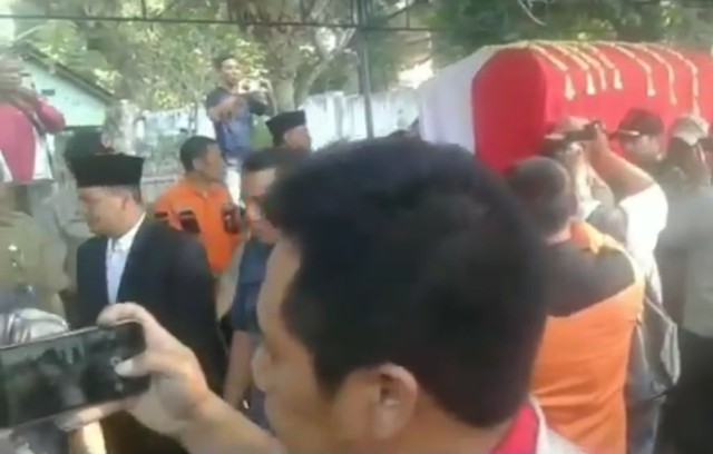 Jenazah Sutopo Purwo Nugroho, Kepala Pusat Data, Informasi, dan Humas Badan Nasional Penanggulangan Bencana. Foto: gbr.