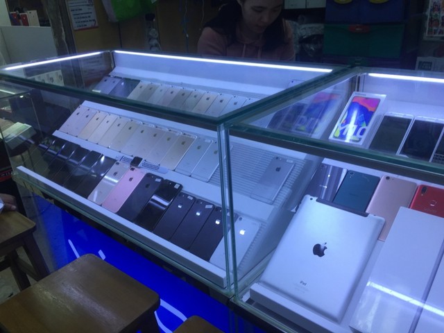 Mengintip Ponsel-ponsel BM di ITC Kuningan - kumparan.com