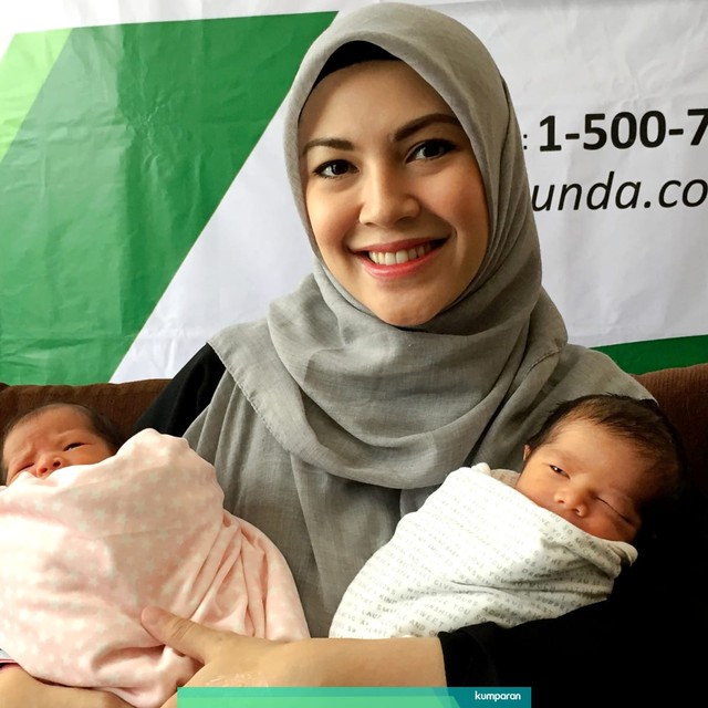Ratna Galih bersama anak kembarnya. Foto: Sarah Yulianti Purnama/kumparan