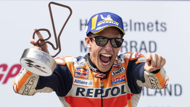 Selebrasi Marc Marquez usai memenangi GP Jerman 2019, Minggu (7/7), di podium Sachsenring. Foto: Dok. Box Repsol