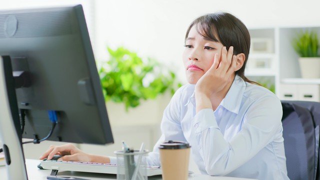 Ilustrasi bosan bekerja di kantor. Foto: Shutter Stock