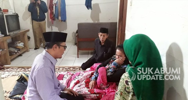 Wali Kota Sukabumi Achmad Fahmi, saat menemui keluarga Revana bocah yang tertusuk pisau di Kecamatan Cikole. | Sumber Foto:OKSA BC.