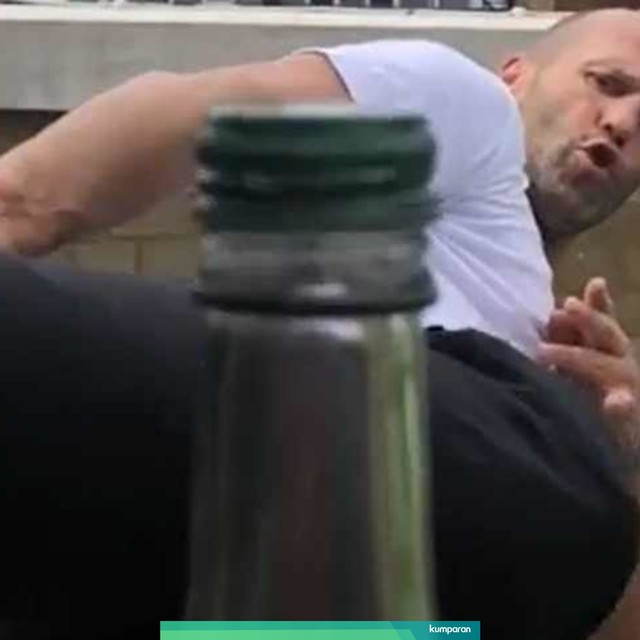 Jason Statham saat mencoba #BottleCapChallenge. Foto: Instagram/@jasonstatham