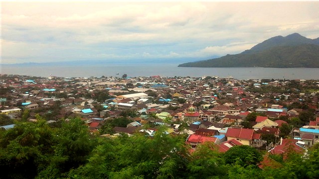 Separuh dari wilayah Ternate terlihat dari puncak Kelurahan Kalumata, Ternate Selatan. Kabarnya, lokasi ini menjadi titik pengungsian sebagian warga yang bermukim di bibir pantai. Foto: Olis/cermat